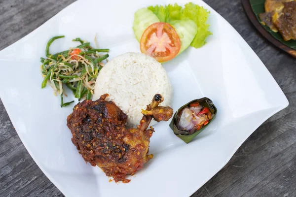 Ayam Balado. kuře podávané s rýží — Stock fotografie