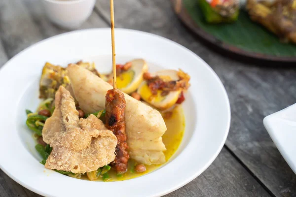 Chicken with curry soup served with ketupat — Stock Photo, Image