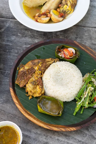 Indonéské nasi rámy sloužící na talíři — Stock fotografie