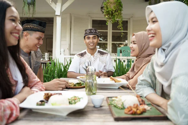 Keluarga duduk bersama sambil menunggu makan malam iftar — Stok Foto