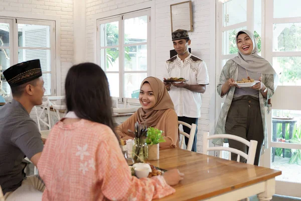 Teman muslim di kafe bersama-sama — Stok Foto