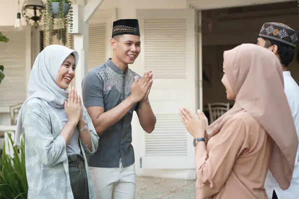 Visita familiar em eid mubarak — Fotografia de Stock