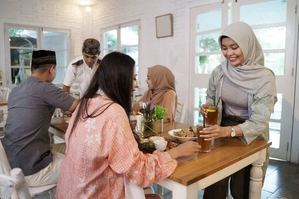 Muszlim barát a kávézóban együtt — Stock Fotó