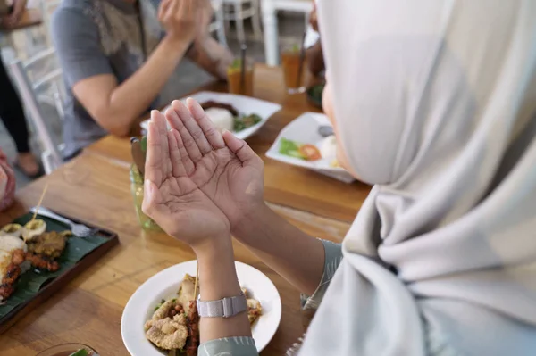 Muszlim imádkozik iftar vacsora — Stock Fotó