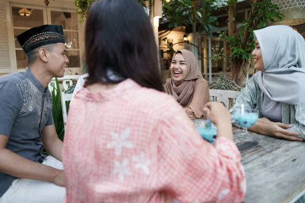 Vrienden en familie zitten samen genieten iftar diner — Stockfoto