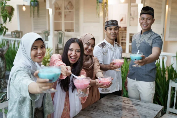 Muslimska människor som håller i ett glas söt dryck — Stockfoto