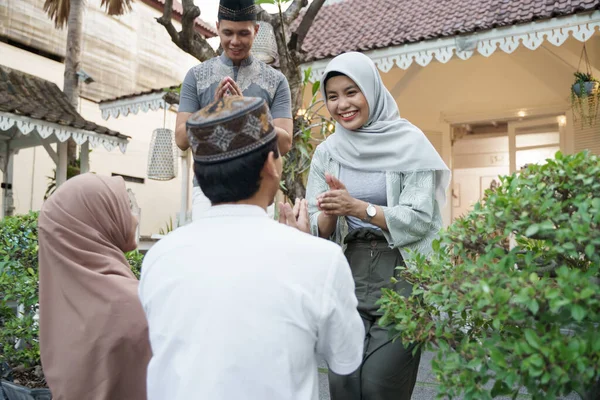 Pertemuan keluarga bahagia selama masa Idul Fitri — Stok Foto