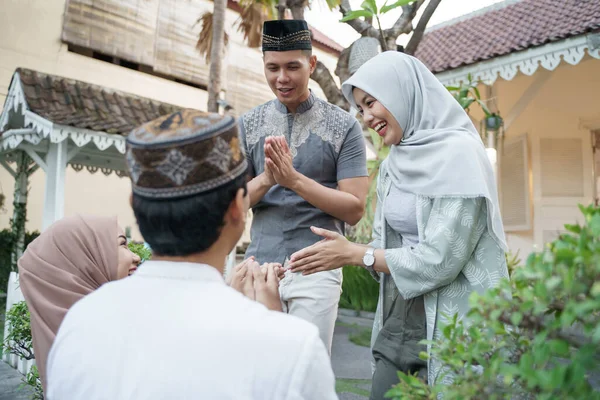 Glad familjemöte under eid mubarak — Stockfoto