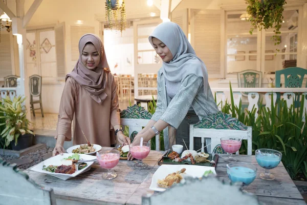 Müslüman kadın oruç tutmak için yemek masası hazırlıyor. — Stok fotoğraf