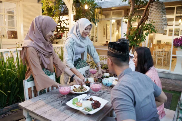 Muszlim nő előkészítése étkező asztal megtörni a gyors — Stock Fotó