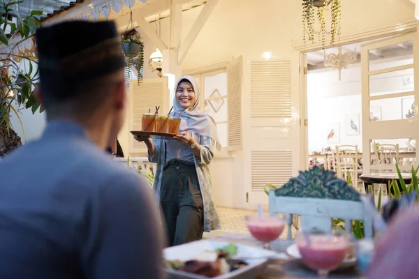 Istirahat puasa makan malam orang Muslim — Stok Foto