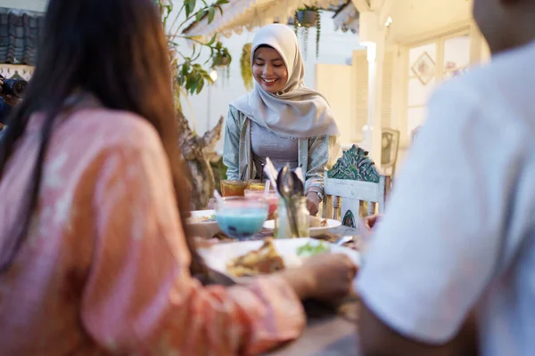 Muslim wanita mempersiapkan meja makan untuk melanggar puasa — Stok Foto