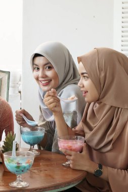 İftar sırasında Müslüman kadın tesettüre girdi.