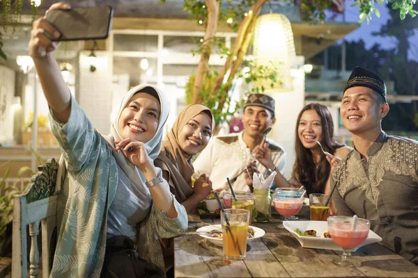 Amigo muçulmano tomar selfie juntos durante o jantar iftar — Fotografia de Stock