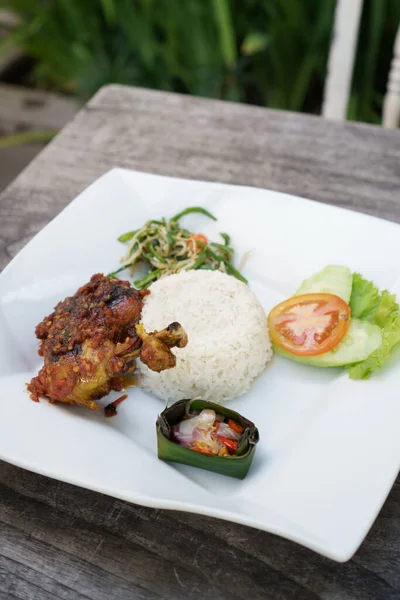 Ayam Balado. kurczak podawany z ryżem — Zdjęcie stockowe