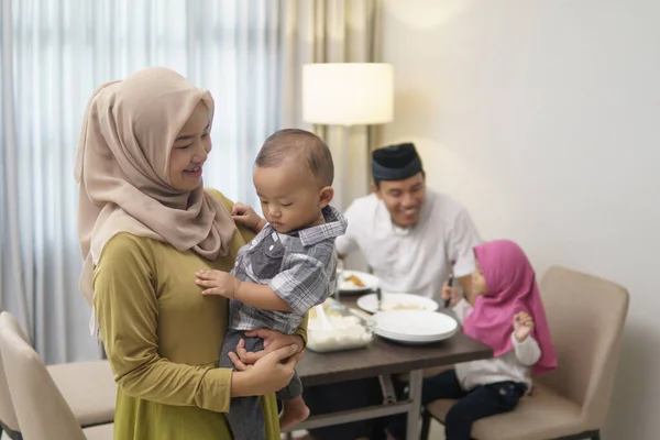 美しいイスラム教徒の家族が一緒に食事をし — ストック写真