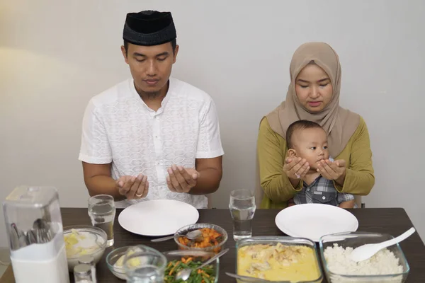 Keluarga berdoa sebelum makan malam bersama — Stok Foto