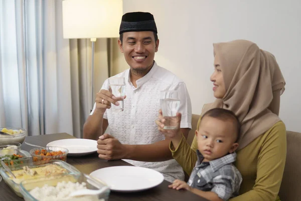 Мусульманська сім'я з дитячим сніданком під час рамадана — стокове фото