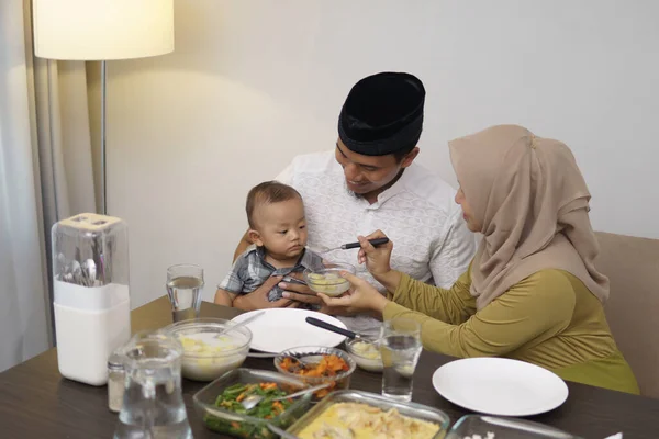 Moslim familie met peuter ontbijt vasten tijdens ramadan — Stockfoto