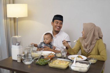 Aile şafaktan önce kahvaltı yapıyor.