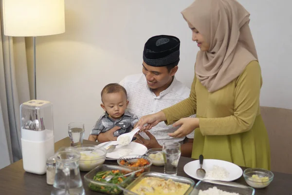Muslimi perhe taapero aamiainen aikana ramadan — kuvapankkivalokuva
