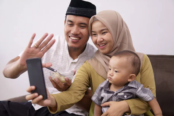 Rodina muslim udělat video hovor s rodinou — Stock fotografie