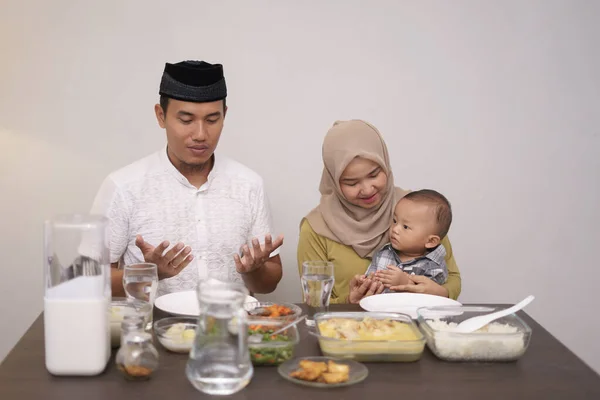 Muslim makan membuka lengan mereka dan berdoa kepada Tuhan — Stok Foto