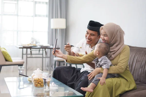 Muslim keluarga mengambil selfie bersama-sama — Stok Foto