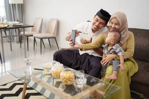 Keluarga muslim membuat panggilan video telepon saat makan malam — Stok Foto