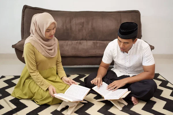 Muslim pasangan membaca quran suci — Stok Foto