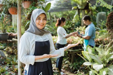 Müslüman bahçıvan sunar ya da hoş geldiniz der.