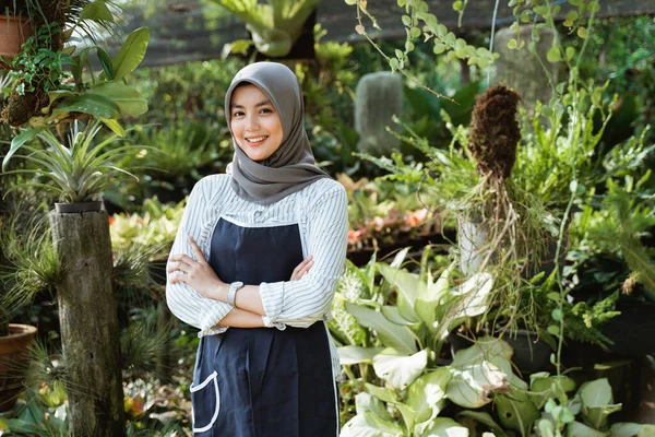 Bahçıvan çalışıyor, yeşil bitkilerle ilgileniyor.