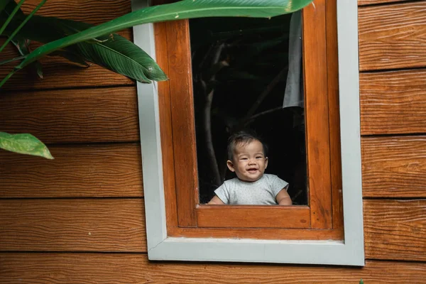 Söt asiatisk baby kika — Stockfoto