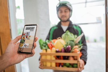 İnternetten alışveriş. Eve market teslimatı.