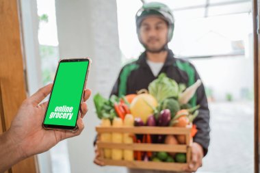 İnternetten alışveriş. Eve market teslimatı.