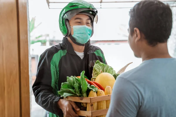 Entrega de alimentos durante a pandemia do vírus da corona — Fotografia de Stock
