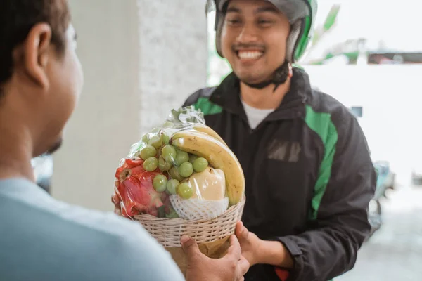 Repartidor entrega paquete de fruta —  Fotos de Stock