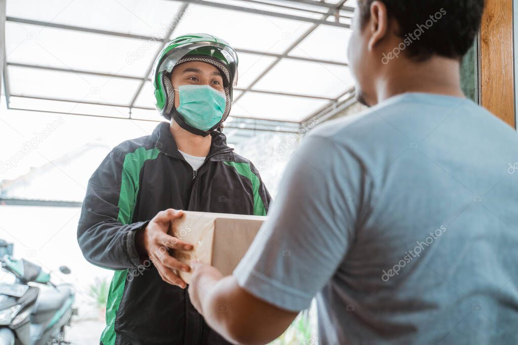 delivery courier wear face masks while delivering package