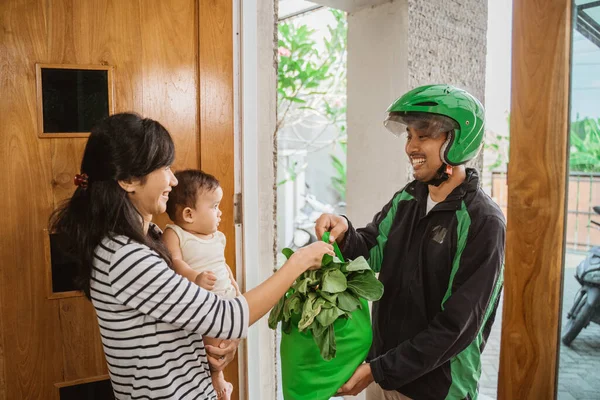 Kvinna och baby shopping livsmedel på nätet — Stockfoto