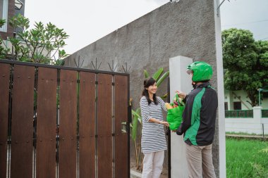 Yiyecek alışverişi müşteriye teslim edilir.