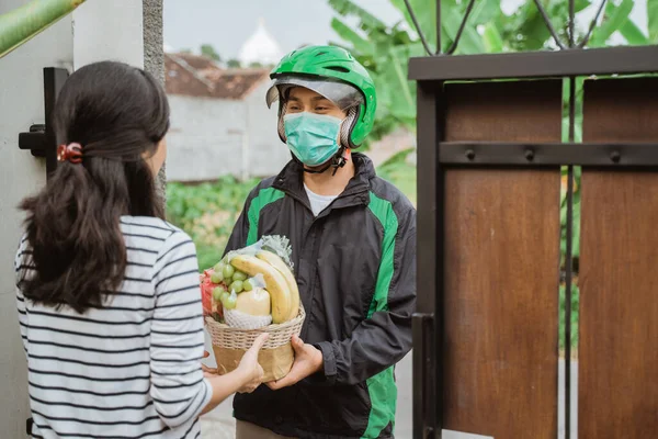 Delivery man φορούν μάσκες προσώπου κατά την παράδοση των τροφίμων — Φωτογραφία Αρχείου