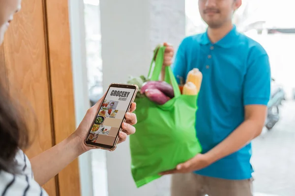 スマートフォンアプリで注文する食料品店 — ストック写真