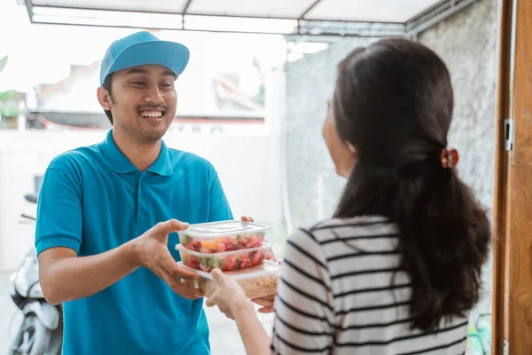 食物供应给顾客 — 图库照片