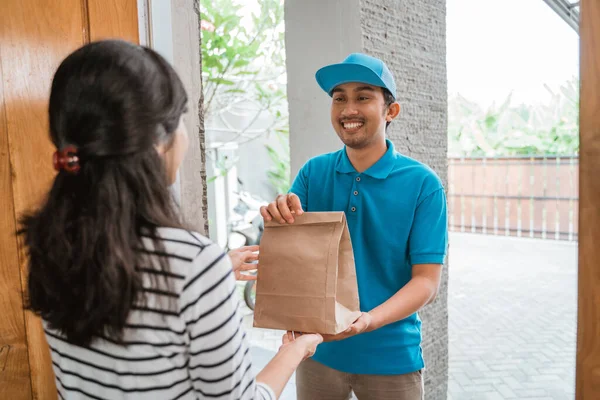 Food shopping delivered to customer — Stock Photo, Image