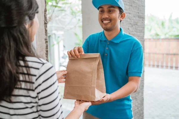 Compras de alimentos entregados al cliente — Foto de Stock