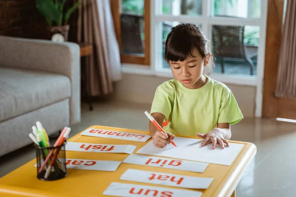 Little girl learning to read — Stock Photo, Image