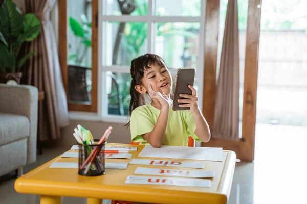 Gadis kecil belajar dari rumah — Stok Foto