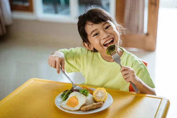 Chica tomando desayuno saludable en casa —  Fotos de Stock