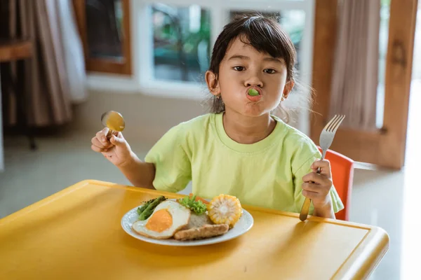Bambino indipendente auto mangiare a casa — Foto Stock