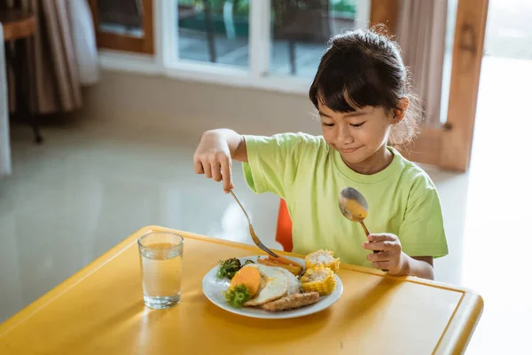 Independiente niño uno mismo comer en casa —  Fotos de Stock